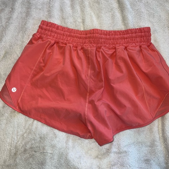 Lululemon hotty hot short size 10 high rise 2.5 inch raspberry cream - Picture 3 of 4